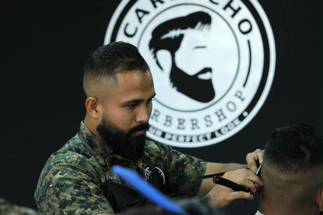 Carlucho cortando